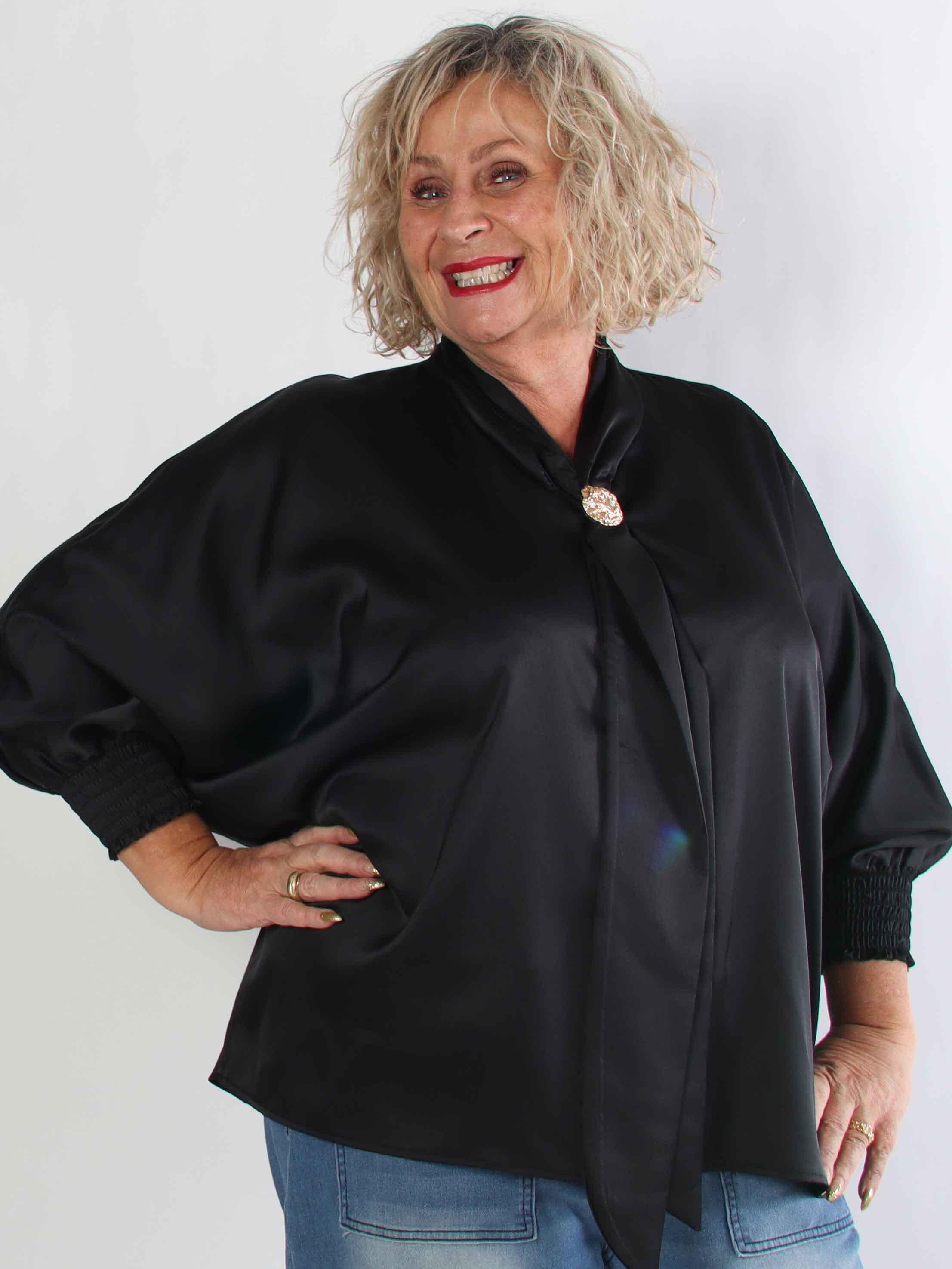 Janai - Sød plus size tunika i silkelook med guld broche